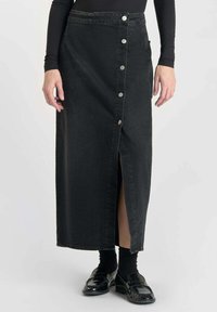 Zwarte denim rok met een sluiting aan de voorkant met knopen, een zijsplit en twee zakken. Heeft een hoge taille en een rechte silhouette.