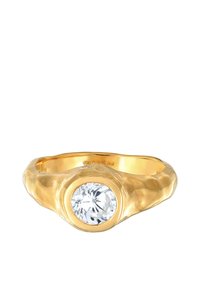 Guldring med en struktureret ring og en central rund, klar ædelsten. Glatte overflader kontrasterer med de polerede, forhøjede kanter.