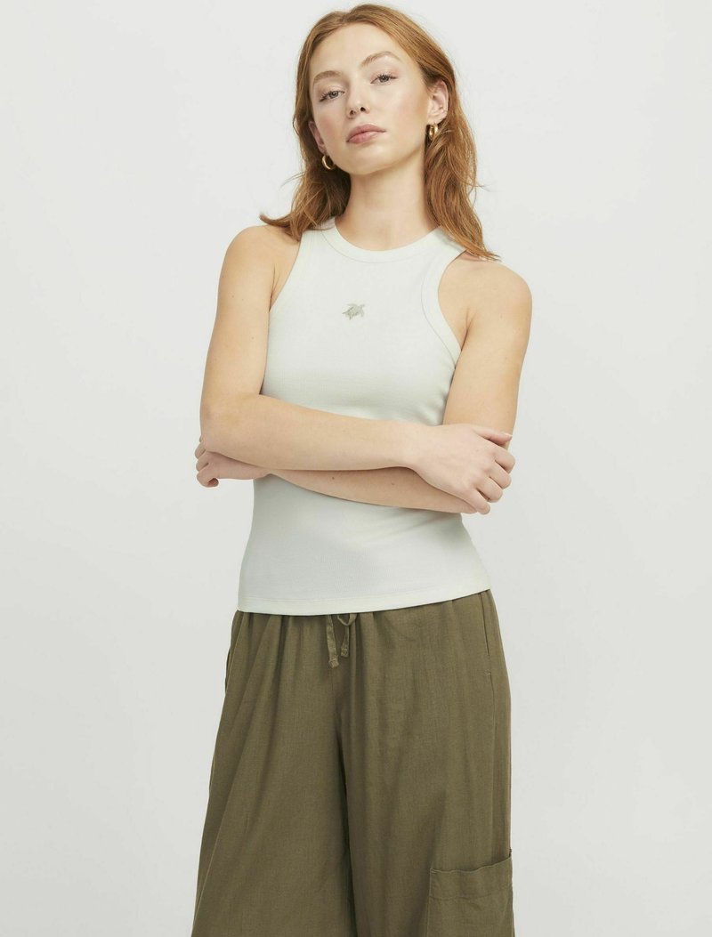 Lys grøn ribbet tanktop med rund halsudskæring og et lille emblem på brystet, parret med løse olivengrønne wide-leg bukser.