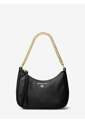 Zwarte Michael Kors handtas met gouden kettingband en logo aan de voorkant, ritssluiting en leren trekker tegen een witte achtergrond.
