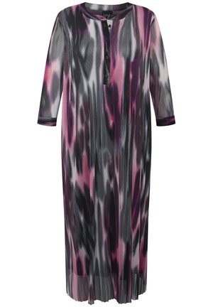 Lange, doorzichtige jurk met een abstract patroon in paars, roze en zwart. Ronde halslijn, knoopsluiting en driekwartmouwen.