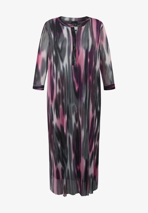 Długa, przejrzysta sukienka z purpurowym, różowym i czarnym abstrakcyjnym wzorem. Okrągły dekolt, listwa guzikowa i rękawy o długości trzech kwart.