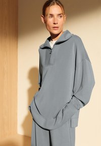 OYSHO SOFT-TOUCH HIGH-COLLAR LONG - Sportska majica - stone blue denim