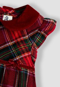 Rotes kariertes Kleid mit einem Samtkragen, kurzen Ärmeln und einer Schleifendetail an der Taille. Hergestellt aus weichem Stoff mit mehrfarbigen Mustern.