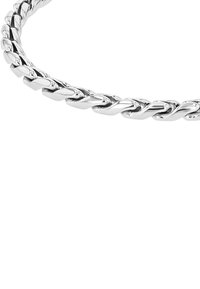 Il bracciale in argento presenta un design attorcigliato con maglie lucide, che mette in evidenza una superficie liscia e brillante e una forma uniforme.