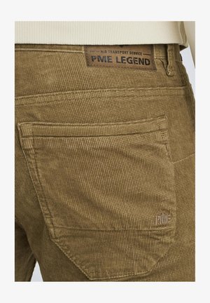 Braune Cordhosen mit sichtbaren Nähten und Taschen. Sie zeichnen sich durch eine strukturierte Oberfläche und ein Etikett mit der Aufschrift "PME LEGEND" aus. Schlichtes Design.