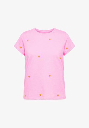 Pinkes T-Shirt mit kurzen Ärmeln, kleinen verstreuten orangen Herzformen, rundem Ausschnitt und einfachem, lässigem Stil.