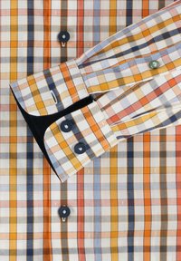 Mehrfarbiges kariertes Hemd mit orange, blau und gelben Mustern. Baumwollmaterial mit einem knöpfbaren Manschette und kontrastierendem schwarzem Besatz.