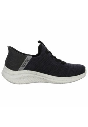 Zwarte en grijze sportieve schoenen met een gebreide bovenkant met textuur, vetersluiting en een witte gespikkelde tussenzool met een gebogen vorm.