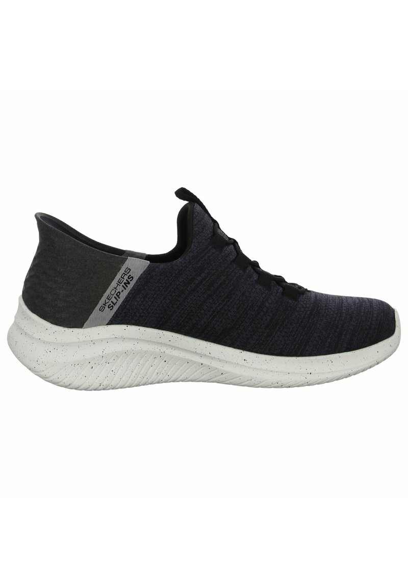 Zwarte en grijze sportieve schoenen met een gebreide bovenkant met textuur, vetersluiting en een witte gespikkelde tussenzool met een gebogen vorm.