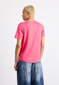 Nike Sportswear CLUB TEE - Paprasti marškinėliai - aster pink/white