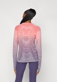ASICS SEAMLESS LS TOP - Maglietta a manica lunga - coral reef/greyish purple