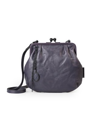 Borsa in pelle viola con chiusura a cordoncino, accentuata da una catena e un pendente circolare. Presenta una lunga tracolla removibile per il trasporto.