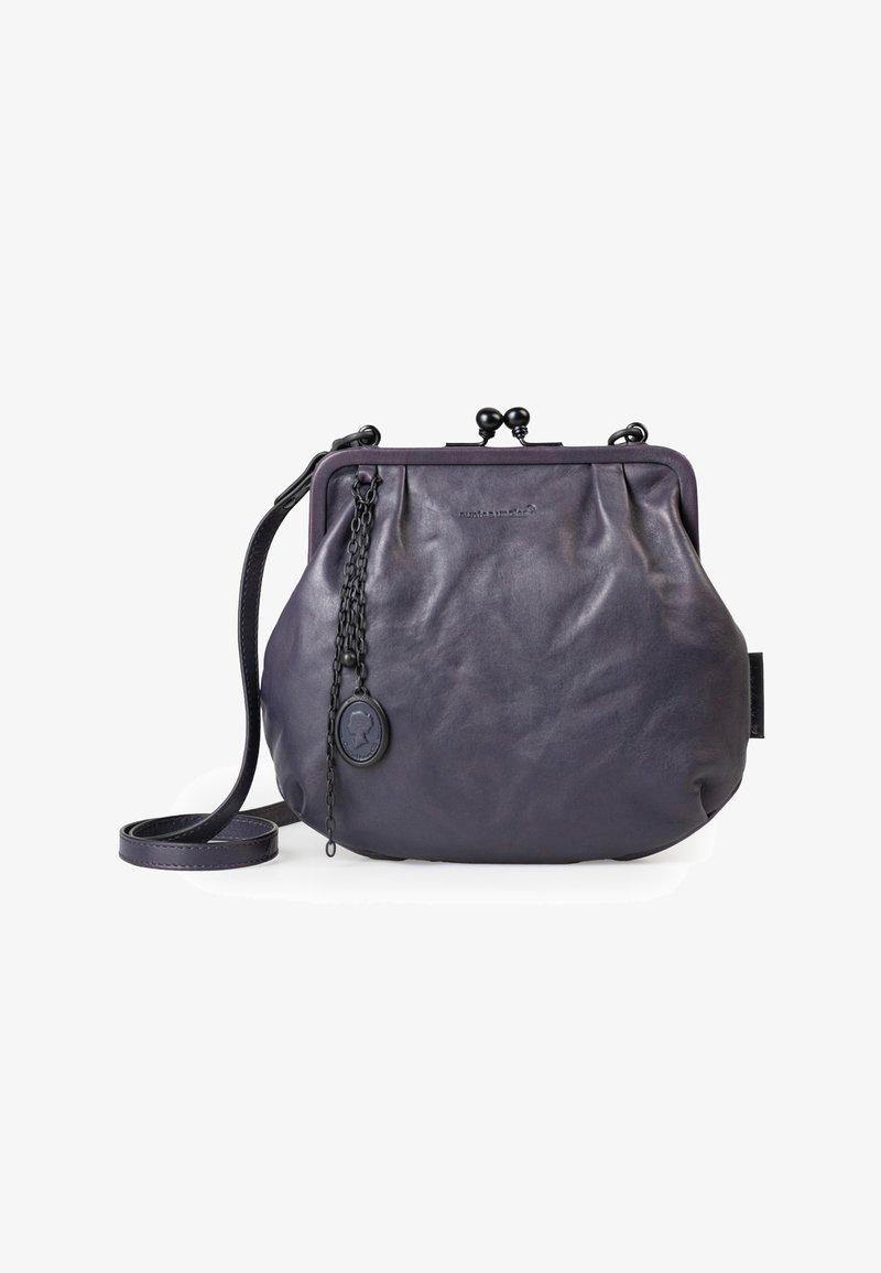 Borsa in pelle viola con chiusura a cordoncino, accentuata da una catena e un pendente circolare. Presenta una lunga tracolla removibile per il trasporto.