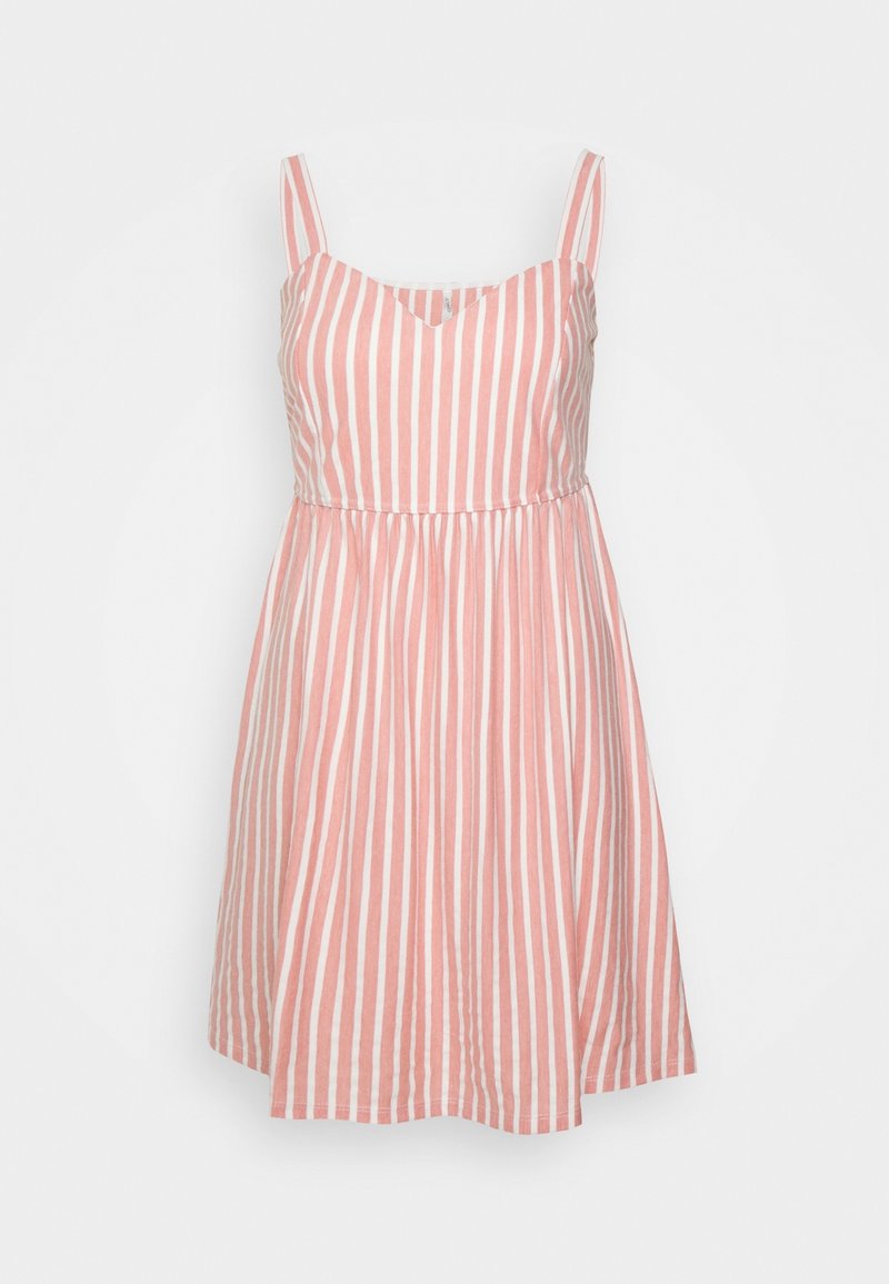 Robe sans manches rayée verticalement rose et blanche avec un corsage ajusté et une jupe évasée sur un fond uni.