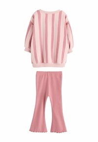 Lyserødstribet sweatshirt med oversized ærmer og matchende lyserøde flare leggings. Blødt materiale med ribbede manchetter og detaljer ved kanten.