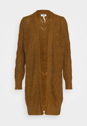 Brun stickad cardigan med öppen front, som har ett strukturerat kabelmönster och långa ärmar. Materialet verkar mjukt och lätt.