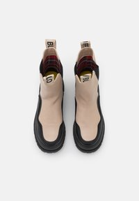 Beige nepromokavé kotníkové boty s černou gumovou podrážkou, elegantní design, karo podšívka a táhla označená "BLO."