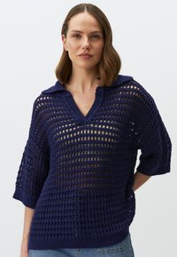 Marineblauer Strickpullover mit einem strukturierten, offenen Webdesign, kurzen Ärmeln, einem V-Ausschnitt und einem Kragen. Der Stoff wirkt leicht und atmungsaktiv.