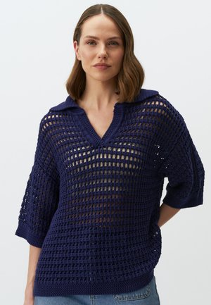Donkerblauw gebreid pullover met een gestructureerd, open weefontwerp, korte mouwen, een V-hals en een kraag. De stof lijkt lichtgewicht en ademend te zijn.