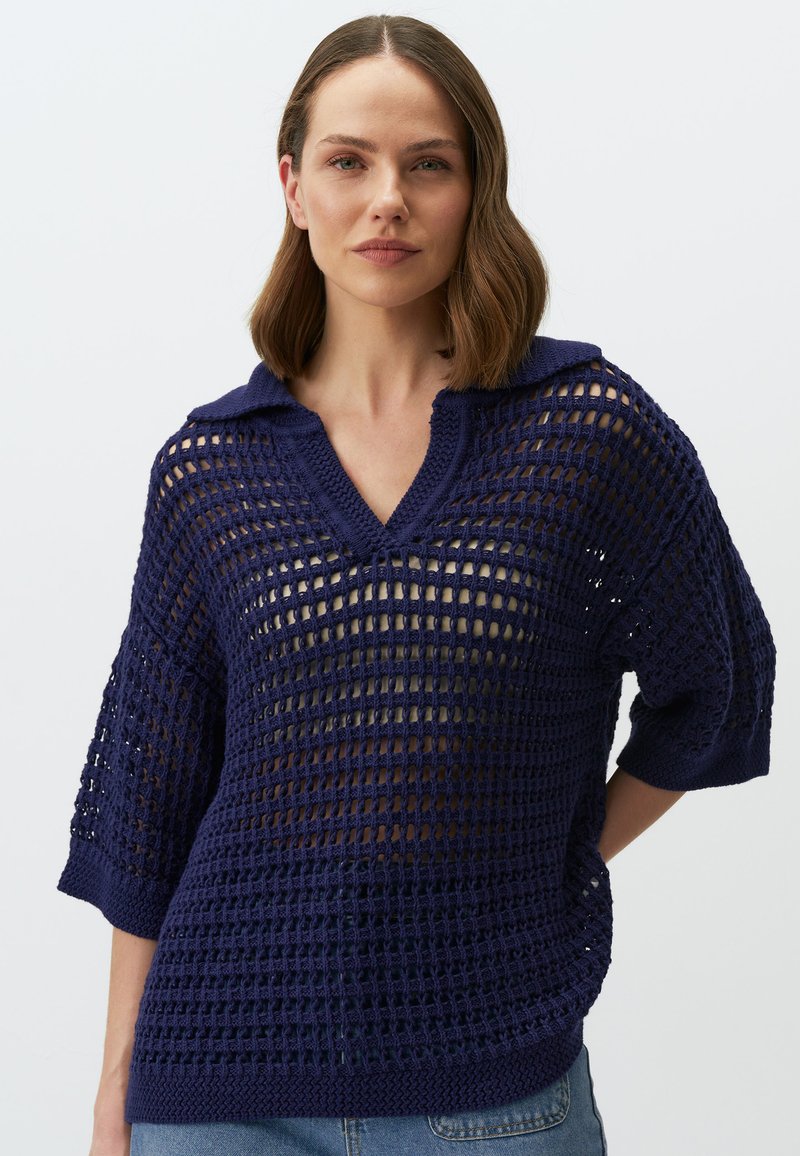 Marineblauer Strickpullover mit einem strukturierten, offenen Webdesign, kurzen Ärmeln, einem V-Ausschnitt und einem Kragen. Der Stoff wirkt leicht und atmungsaktiv.