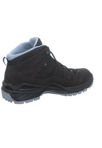 Boot da trekking neri di altezza media con materiali sintetici e in rete, superficie testurizzata, design con lacci e suola in gomma grigia con battistrada antiscivolo.