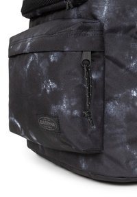 Eastpak DOUBLE OFFICE - Malý batoh  - casual camo black