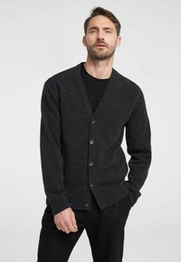 Kardigan v antracitově šedé barvě vyrobený z pleteného materiálu, s V výstřihem, předním zapínáním na knoflíky, žebrovanými manžetami a volným střihem.