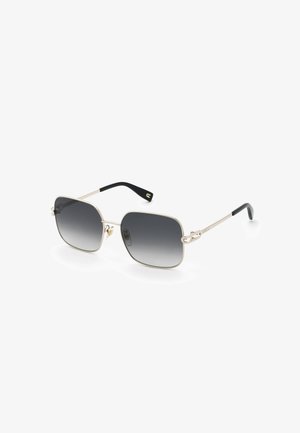 Lunettes de soleil carrées avec verres dégradés foncés, montures métalliques fines dorées et embouts de branches noirs.