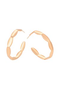 Guldtonede metal hoops med et sammenkoblet design har ovale og langstrakte former, glat overflade og en poleret finish.