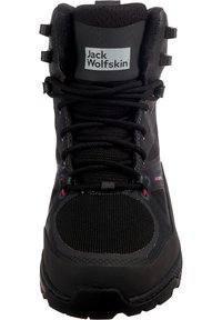 Botte de randonnée noire avec tige en mesh texturé, capuchon renforcé et accents roses. Présente un système de laçage robuste et un col rembourré.