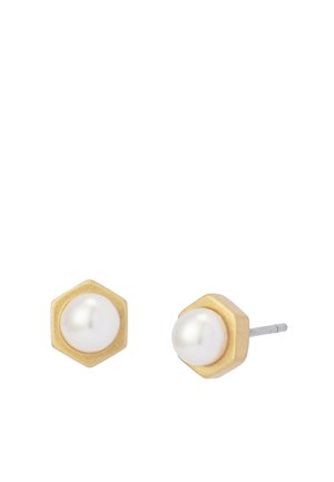 Boucles d'oreilles clous hexagonaux en or avec un centre de perle ronde blanche et des tiges argentées sur fond blanc.