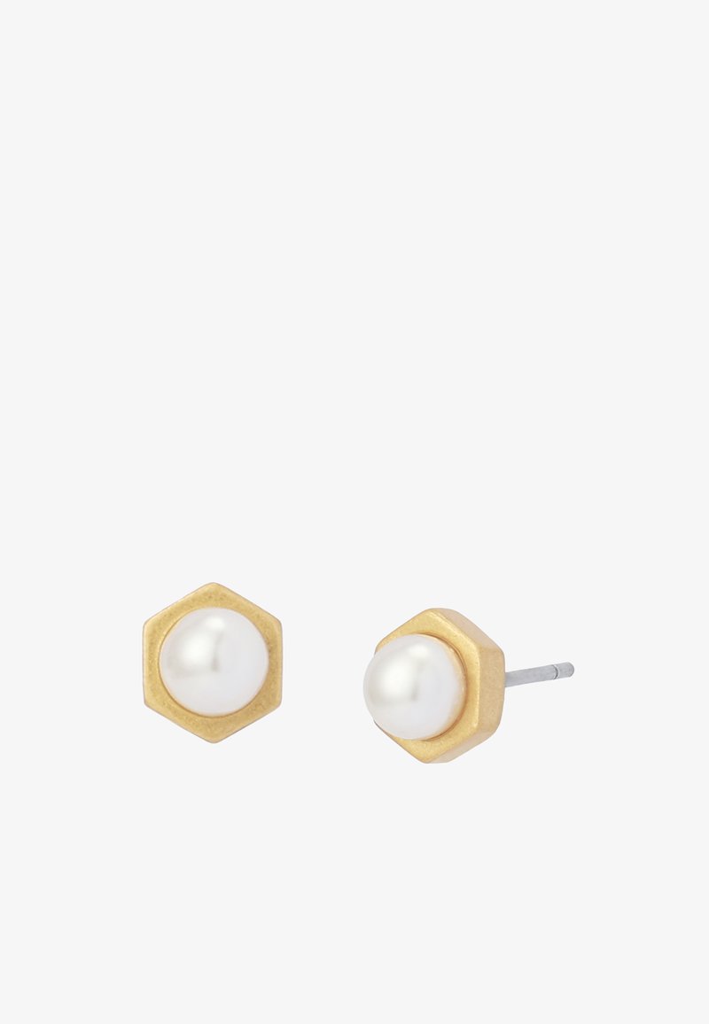 Boucles d'oreilles clous hexagonaux en or avec un centre de perle ronde blanche et des tiges argentées sur fond blanc.