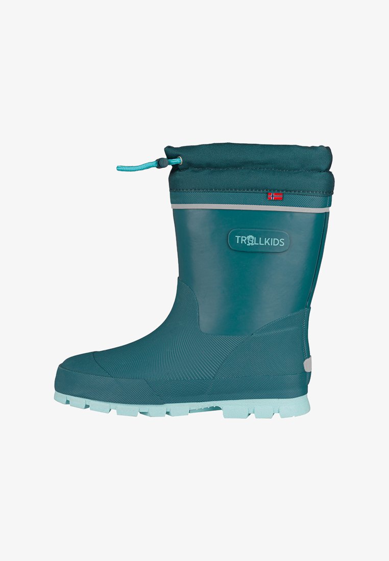 Türkise Gummiregenstiefel mit strukturierter Oberfläche, verstellbarem oberen Teil und hellblauer Sohle. Mit TROLLKIDS-Logo und norwegischer Flaggenapplikation.