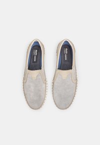 Beige võrksneakerid kergete aktsentide ja kummitaldadega, mugavuse tagamiseks pehme sisetald ja ümarad varbad.