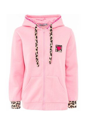 Pinkfarbener Kapuzenpullover mit Reißverschluss, Leopardenmuster-Kordeln und Bündchen, Schriftzug „WILD“ am Kapuzenrand und einem quadratischen Leoparden-Patch mit rotem Herz auf der Brust.