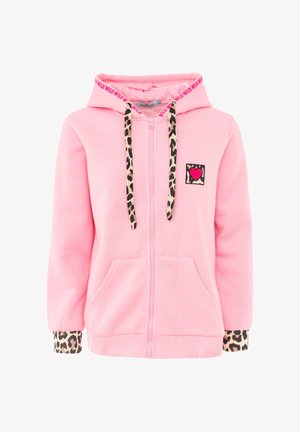 Pinkfarbener Kapuzenpullover mit Reißverschluss, Leopardenmuster-Kordeln und Bündchen, Schriftzug „WILD“ am Kapuzenrand und einem quadratischen Leoparden-Patch mit rotem Herz auf der Brust.