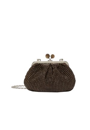 Piccola borsa clutch intrecciata marrone scuro con cornice metallica argento, chiusura rotonda e sottile tracolla a catena argentata.
