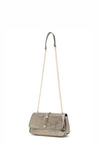 Borsa grigia metallizzata con motivo trapuntato, tracolla a catena e dettagli in oro. Presenta una chiusura a pattina e un dettaglio con logo in rilievo.