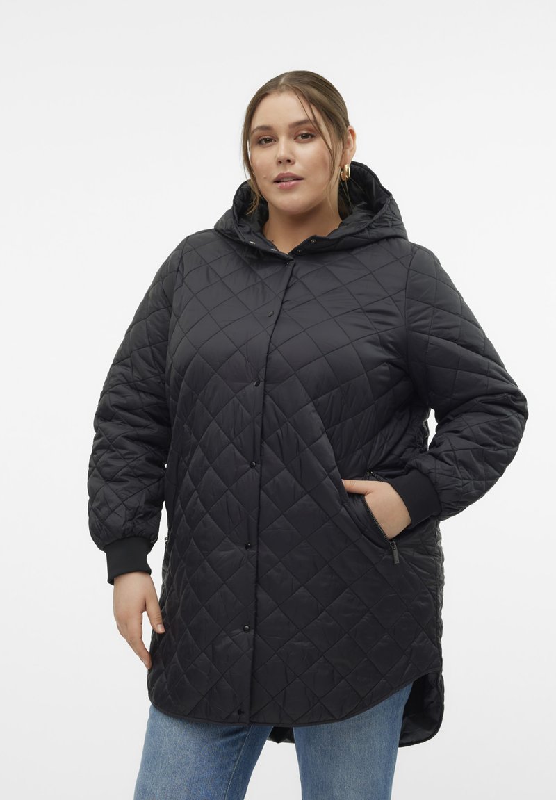 Chaqueta negra acolchada con capucha, con cierres a presión, bolsillos laterales y puños de canalé. Textura suave y diseño de dobladillo trasero más largo.