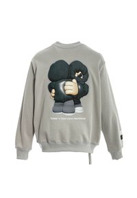 Sudadera gris con un gran gráfico de dibujo animado de dos figuras abrazándose en la parte posterior, con puños y dobladillo acanalados. Acentuada con texto de logo debajo.