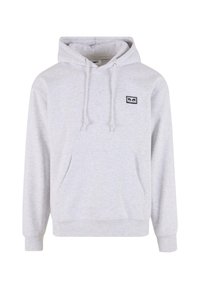 Grauer Hoodie aus weichem Stoff, mit einer Fronttasche, Kapuze mit Kordelzug und einem kleinen schwarzen Logopatch auf der Brust.