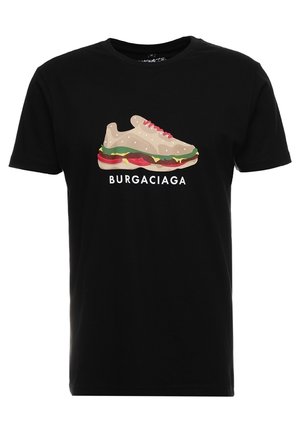 Czarny T-shirt z grafiką trampka w kształcie kanapki oraz napisem „BURGACIAGA” pod wzorem.