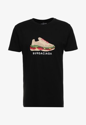 Czarny T-shirt z grafiką trampka w kształcie kanapki oraz napisem „BURGACIAGA” pod wzorem.