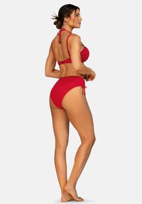 Czerwony komplet bikini z wiązaniem na szyi, z marszczonym topem typu bandeau i majtkami z wysokim stanem. Gładka, rozciągliwa tkanina z regulowanymi troczkami.