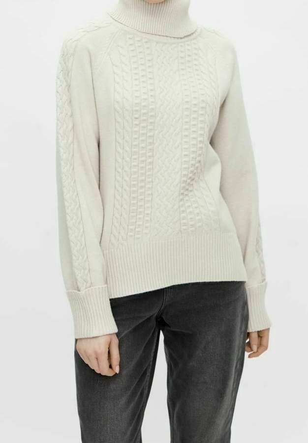 Pull en maille torsadée beige clair avec un col haut, comportant des motifs texturés sur le devant et les manches, ainsi qu'une finition côtelée au bas et aux poignets.