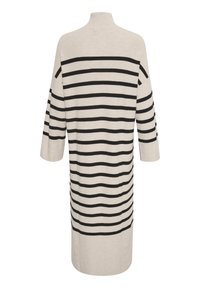 Světle béžové pletené šaty s černými horizontálními pruhy, s vysokým límcem a rukávy po třičtvrtě, hladká textura, délka ke kolenům.