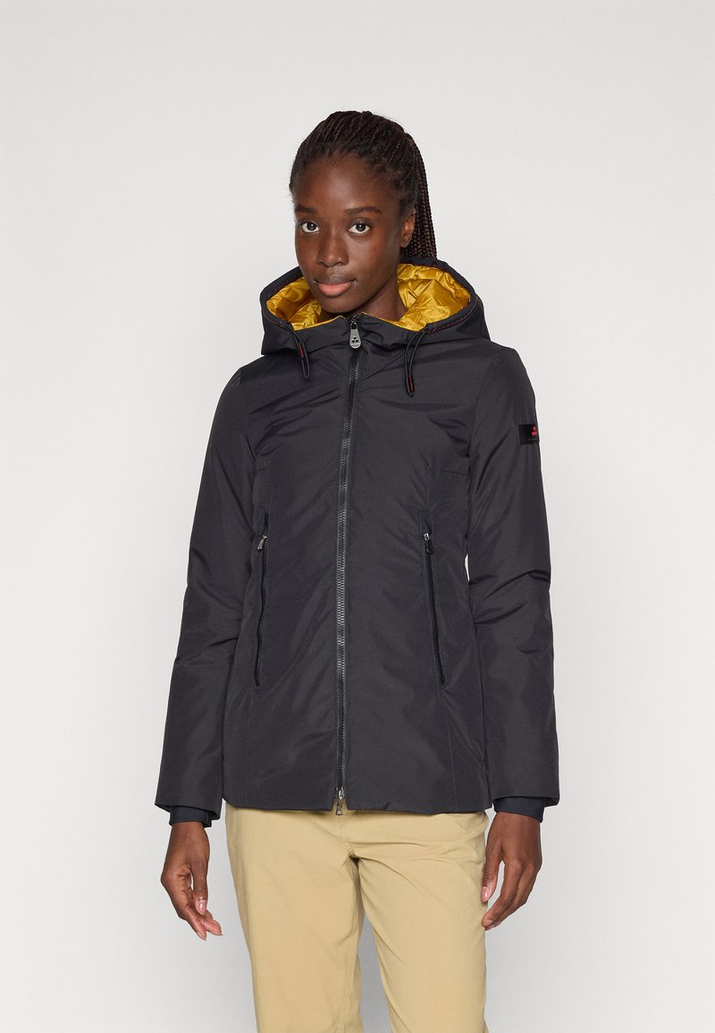 Schwarze isolierte Jacke mit einer gelben gesteppten Kapuze, Frontreißverschluss und zwei seitlichen Reißverschlusstaschen. Verfügt über ein elegantes, tailliertes Design.