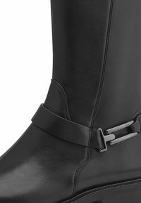 Stivale nero in pelle fino al ginocchio caratterizzato da una texture liscia, accentuato da una fibbia in metallo argento e con cuciture rinforzate lungo la suola e la parte superiore.