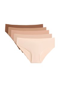 Vijf paren naadloze, rekbare hipsterondergoed in verschillende tinten bruin en nude, met een gladde textuur en een minimalistisch design.